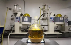 Read more about the article The Science Behind THC Extraction, Refinement, And Manufacturing