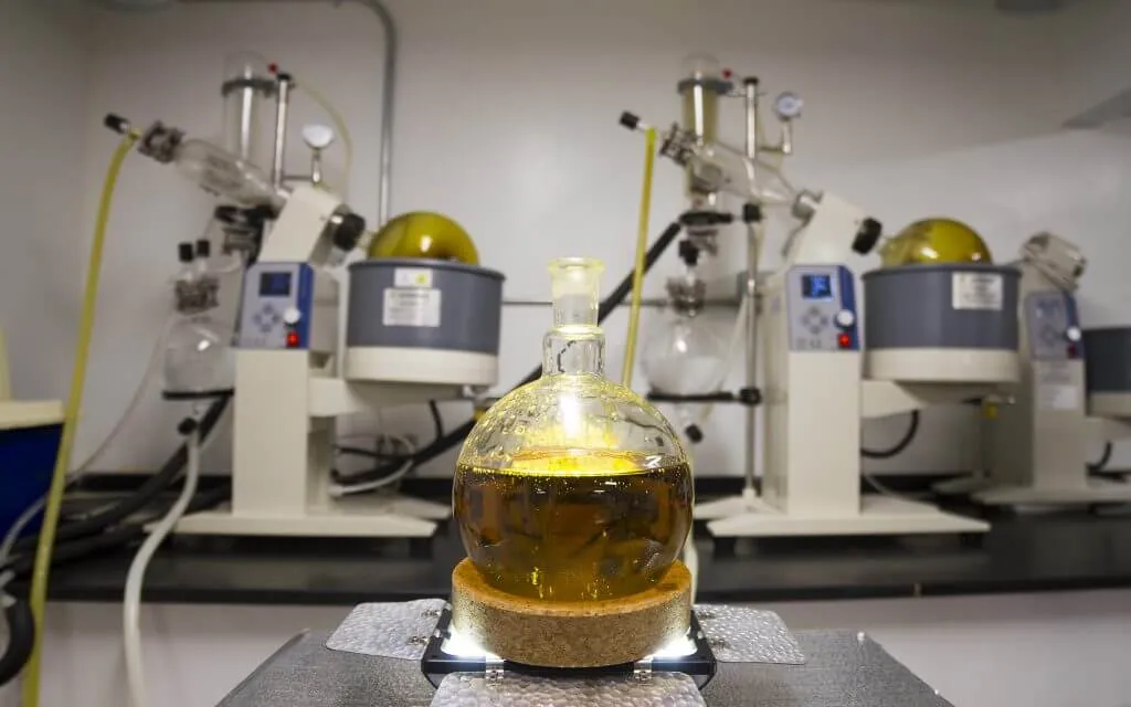 You are currently viewing The Science Behind THC Extraction, Refinement, And Manufacturing